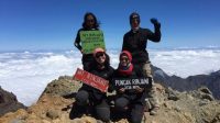 WISATAWAN berfoto usai mendaki puncak Gunung Rinjani di Pulau Lombok, Minggu (27/12/2020). Foto: rul WISATAWAN berfoto usai mendaki puncak Gunung Rinjani di Pulau Lombok, Minggu (27/12/2020). Foto: rul