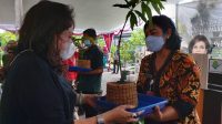KEPALA SMPN 13 Denpasar, Ni Made Sukarini, saat menerima bantan bibit pohon mangga dari istri Menteri Pertanian, Drg. Hj. Ayunsri Syahrul Yasin Limpo. Foto: ist KEPALA SMPN 13 Denpasar, Ni Made Sukarini, saat menerima bantan bibit pohon mangga dari istri Menteri Pertanian, Drg. Hj. Ayunsri Syahrul Yasin Limpo. Foto: ist