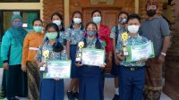 KEPALA SMPN 13 Denpasar, Ni Made Sukarini, foto bersama siswa peraih juara story telling matematika dan guru pembina. Foto: tra KEPALA SMPN 13 Denpasar, Ni Made Sukarini, foto bersama siswa peraih juara story telling matematika dan guru pembina. Foto: tra