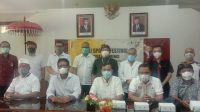 PANITIA BSF berfoto bersama dengan Kepala Dinas Pariwisata Provinis Bali, Putu Astawa, seusai jumpa pers, Kamis (24/12/2020). Foto: alt PANITIA BSF berfoto bersama dengan Kepala Dinas Pariwisata Provinis Bali, Putu Astawa, seusai jumpa pers, Kamis (24/12/2020). Foto: alt