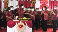 KETUA Yayasan Pendidikan Gita Asrama Mandala, I Wayan Cahyadi Adiguna, menyerahkan tumpeng HUT kepada Kepala SMK Bali Dewata, Ni Ketut Sutarsih. Foto: tra KETUA Yayasan Pendidikan Gita Asrama Mandala, I Wayan Cahyadi Adiguna, menyerahkan tumpeng HUT kepada Kepala SMK Bali Dewata, Ni Ketut Sutarsih. Foto: tra