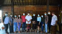 IGN Jaya Negara foto bersama seniman saat acara syukuran atas kelancaran pelaksanaan Pilwali Denpasar 9 Desember 2020, Sabtu (26/12/2020) di Nabe Shima Creative Space, di Jalan Padma Gang Harum, Penatih, Denpasar Timur. Foto: windhu wijaya IGN Jaya Negara foto bersama seniman saat acara syukuran atas kelancaran pelaksanaan Pilwali Denpasar 9 Desember 2020, Sabtu (26/12/2020) di Nabe Shima Creative Space, di Jalan Padma Gang Harum, Penatih, Denpasar Timur. Foto: windhu wijaya