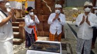 WALI Kota Ida Bagus Rai Dharmawijaya Mantra, usai menandatangani prasasti pembangunan SMPN 14 Denpasar; didampingi Wakil Waki Kota IGN Jaya Negara, dan Kepala SMPN 14 Denpasar, Ni Nengah Sujani. Foto: tra WALI Kota Ida Bagus Rai Dharmawijaya Mantra, usai menandatangani prasasti pembangunan SMPN 14 Denpasar; didampingi Wakil Waki Kota IGN Jaya Negara, dan Kepala SMPN 14 Denpasar, Ni Nengah Sujani. Foto: tra