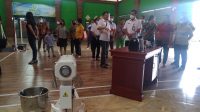 KEPALA Dinas Perikanan Badung, I Nyoman Suardana, meninjau paket alat proses produksi pangan rumput laut dari Badan Pengkajian dan Penerapan Teknologi (BPPT) melalui Pusat Teknologi Agroindustri (PTA) dan Biro Umum. Foto: ist KEPALA Dinas Perikanan Badung, I Nyoman Suardana, meninjau paket alat proses produksi pangan rumput laut dari Badan Pengkajian dan Penerapan Teknologi (BPPT) melalui Pusat Teknologi Agroindustri (PTA) dan Biro Umum. Foto: ist