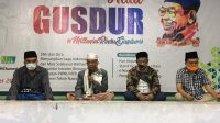 TGH Faesal Saimun (dua kiri); didampingi Wakil ketua PWNU NTB, Dr Jumarin Umar Maya; Inisiator Milenial Bintang Sembilan, Akhdiansyah; dan Wakil Rekor III UNU NTB, Irfan Suryadinata, saat memimpin doa dan zikir pada Haul Gus Dur. Foto: rul TGH Faesal Saimun (dua kiri); didampingi Wakil ketua PWNU NTB, Dr Jumarin Umar Maya; Inisiator Milenial Bintang Sembilan, Akhdiansyah; dan Wakil Rekor III UNU NTB, Irfan Suryadinata, saat memimpin doa dan zikir pada Haul Gus Dur. Foto: rul