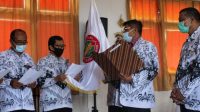 KETUA PGRI Kota Denpasar, Ketut Suarya, saat melantik pengurus Cabang PGRI Denpasar Utara periode 2020-2024, Jumat (4/12/2020). Foto: ist KETUA PGRI Kota Denpasar, Ketut Suarya, saat melantik pengurus Cabang PGRI Denpasar Utara periode 2020-2024, Jumat (4/12/2020). Foto: ist