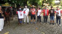 TARUNA Merah Putih dan Relawan Jaya Wibawa membagikan baju kaos kepada kusir dokar di Denpasar, Sabtu (5/12/2020) pagi. Foto: tra TARUNA Merah Putih dan Relawan Jaya Wibawa membagikan baju kaos kepada kusir dokar di Denpasar, Sabtu (5/12/2020) pagi. Foto: tra