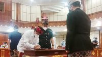 WAGUB Cok Ace memimpin serah-terima nota pelaksanaan tugas Pjs Bupati Badung kepada Bupati Badung. Foto: alt WAGUB Cok Ace memimpin serah-terima nota pelaksanaan tugas Pjs Bupati Badung kepada Bupati Badung. Foto: alt