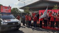 BUPATI Gianyar, I Made Mahayastra, melepas kendaraan yang membawa sembako untuk didistribusikan ke masyarakat penerima bantuan. Foto: adi BUPATI Gianyar, I Made Mahayastra, melepas kendaraan yang membawa sembako untuk didistribusikan ke masyarakat penerima bantuan. Foto: adi