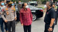 kapolda dan gubernur di KPU Bali Kapolda Irjen Putu Jayan Danu Putra bersama Gubernur Koster dan Lidartawan berbincang sejenak di halaman kantor KPU Bali, sebelum berangkat bersama memantau TPS yang akan digunakan untuk Pilkada 2020, Selasa (8/12/2020). Foto: gus hendra
