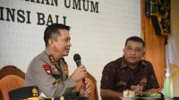 kapolda ke KPU Bali KAPOLDA Bali, Irjen Putu Jayan Danu Putra (kiri) bersama Ketua KPU Bali, I Dewa Agung Gede Lidartawan, saat audiensi ke KPU Bali, Selasa (1/12/2020). Foto: gus hendra