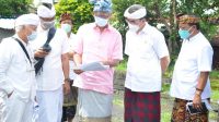 kunker komisi 3 ke besakih ROMBONGAN Komisi 3 DPRD Bali didampingi arsitek Popo Danes saat memeriksa titik-titik lokasi pembangunan pelindungan kawasan suci Besakih di Pura Besakih, Karangasem, Sabtu (5/12/2020). Foto: Ist