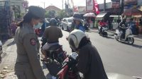 PELAKSANAAN operasi prokes di di Jalan Pulau Bungin, Desa Pemogan, Denpasar Selatan, Kamis (10/12/2020). Foto: ist PELAKSANAAN operasi prokes di di Jalan Pulau Bungin, Desa Pemogan, Denpasar Selatan, Kamis (10/12/2020). Foto: ist