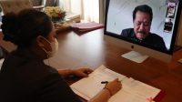 BUPATI Tabanan Eka Wiryastuti dalam acara rapat paripurna ke-16, masa persidangan III tahun 2020 DPRD Tabanan, yang dilaksanakan secara virtual, Rabu (23/12/2020). Foto: ist BUPATI Tabanan Eka Wiryastuti dalam acara rapat paripurna ke-16, masa persidangan III tahun 2020 DPRD Tabanan, yang dilaksanakan secara virtual, Rabu (23/12/2020). Foto: ist