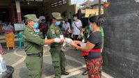 pemilih masuk TPS MASYARAKAT menerima selop plastik sebelum masuk ke TPS di Banjar Kancil, Kerobokan, Kuta Utara saat pemungutan suara, Rabu (9/12/2020) lalu. Minimnya terjadi pelanggaran pemilu dinilai sebagai tanda membaiknya tingkat demokrasi masyarakat di Bali. Foto: gus hendra