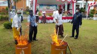 PEMUSNAHAN sejumlah barang bukti yang putusannya sudah inkrah oleh Kejari Buleleng pada Selasa (29/12/2020). Foto: rik PEMUSNAHAN sejumlah barang bukti yang putusannya sudah inkrah oleh Kejari Buleleng pada Selasa (29/12/2020). Foto: rik