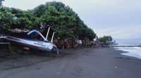 JUKUNG milik seorang nelayan di Pantai Penimbangan, Desa Baktiseraga, Buleleng dipindahkan ke tempat yang lebih tinggi, antisipasi gelombang pasang. Foto: ist JUKUNG milik seorang nelayan di Pantai Penimbangan, Desa Baktiseraga, Buleleng dipindahkan ke tempat yang lebih tinggi, antisipasi gelombang pasang. Foto: ist