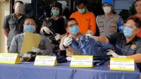 KAPOLSEK Pupuan, AKP I Ketut Agus Wicaksana Julyawan, ketika merilis kasus percobaan pemerkosaan, berikuttersangka dan sejumlah barang bukti yang ada, Kamis (3/12/2020). Foto: gap KAPOLSEK Pupuan, AKP I Ketut Agus Wicaksana Julyawan, ketika merilis kasus percobaan pemerkosaan, berikuttersangka dan sejumlah barang bukti yang ada, Kamis (3/12/2020). Foto: gap