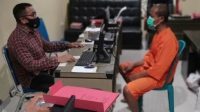 HERMANTO (kanan), tersangka pencurian gabah, ketika menjalani pemeriksaan di Polsek Kediri, Minggu (6/12/2020). Foto: ist HERMANTO (kanan), tersangka pencurian gabah, ketika menjalani pemeriksaan di Polsek Kediri, Minggu (6/12/2020). Foto: ist