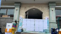 tps banjar gede WARGA Banjar Gede, Kelurahan Kerobokan, Kuta Utara, Badung berjalan melintasi bilik khusus yang dibuat di depan balai banjar yang juga dijadikan TPS Pilkada 2020. Secara aturan, penempatan bilik khusus memang di luar TPS. Foto: gus hendra