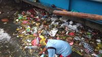 PETUGAS Pasukan Biru Prokasih DPUPR Kota Denpasar saat menaikkan sampah dari salah satu sungai, Senin (4/1/2021). Foto: ist PETUGAS Pasukan Biru Prokasih DPUPR Kota Denpasar saat menaikkan sampah dari salah satu sungai, Senin (4/1/2021). Foto: ist