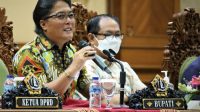BUPATI Giri Prasta menyampaikan arahan terkait pelaksanaan APBD Tahun Anggaran 2021 di Puspem Badung, Rabu (13/1/2021). Foto: ist BUPATI Giri Prasta menyampaikan arahan terkait pelaksanaan APBD Tahun Anggaran 2021 di Puspem Badung, Rabu (13/1/2021). Foto: ist