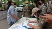 PETUGAS saat menegur pelanggar prokes di Jalan Mohamad Yamin, Renon, Denpasar, Selasa (19/1/2021). Foto: alt PETUGAS saat menegur pelanggar prokes di Jalan Mohamad Yamin, Renon, Denpasar, Selasa (19/1/2021). Foto: alt