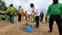 SEKDA Adi Arnawa didampingi Kadis LHK I Wayan Puja ikut terlibat saat kegiatan bersih-bersih di Pantai Kuta, Rabu (20/1/2021). Foto: ist SEKDA Adi Arnawa didampingi Kadis LHK I Wayan Puja ikut terlibat saat kegiatan bersih-bersih di Pantai Kuta, Rabu (20/1/2021). Foto: ist