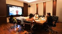 SEKDA Adi Arnawa mengikuti rapat virtual PDF proyek KPBU JLS dari Ruang Rapat Sekda Puspem Badung, Kamis (21/1/2021). Foto: ist SEKDA Adi Arnawa mengikuti rapat virtual PDF proyek KPBU JLS dari Ruang Rapat Sekda Puspem Badung, Kamis (21/1/2021). Foto: ist
