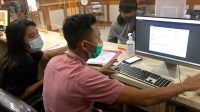 APARAT Kecamatan Denut membantu warga mengakses pelayanan daring melalui inovasi Paksi Mas Denut. Foto: ist APARAT Kecamatan Denut membantu warga mengakses pelayanan daring melalui inovasi Paksi Mas Denut. Foto: ist