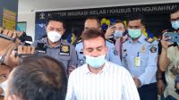 SERGEI Konsenko saat dibawa dari kantor Imigrasi Kelas I Khusus TPI Ngurah Rai untuk dideportasi. Foto: ist SERGEI Konsenko saat dibawa dari kantor Imigrasi Kelas I Khusus TPI Ngurah Rai untuk dideportasi. Foto: ist