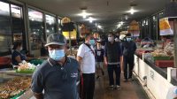 PENGAWASAN penerapan disiplin protokol kesehatan di salah satu pasar tradisional di Denpasar pada Minggu (24/1/2021). Foto: rap PENGAWASAN penerapan disiplin protokol kesehatan di salah satu pasar tradisional di Denpasar pada Minggu (24/1/2021). Foto: rap