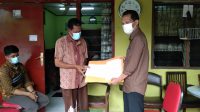 KADISDUKCAPIL Kota Denpasar, Dewa Gde Juli Artabrata (kanan), menyerahkan Akta Kematian Mia Trisetyani Wadu (23) kepada keluarga korban pada Selasa (26/1/2021). Foto: ist KADISDUKCAPIL Kota Denpasar, Dewa Gde Juli Artabrata (kanan), menyerahkan Akta Kematian Mia Trisetyani Wadu (23) kepada keluarga korban pada Selasa (26/1/2021). Foto: ist