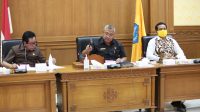 PIMPINAN DPRD Badung I Putu Parwata (tengah) bersama Wakil ketua DPRD I Wayan Suyasa (kanan) dan I Made Sunarta (kiri) saat memimpin rapat daring. Foto: ist PIMPINAN DPRD Badung I Putu Parwata (tengah) bersama Wakil ketua DPRD I Wayan Suyasa (kanan) dan I Made Sunarta (kiri) saat memimpin rapat daring. Foto: ist
