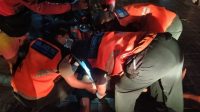 PETUGAS BPBD Kota Denpasar mengevakuasi tubuh korban Petrus Sairo Lende (38), usai ditusuk pelaku di kediamannya, Selasa (26/1/2021) malam. Foto: ist PETUGAS BPBD Kota Denpasar mengevakuasi tubuh korban Petrus Sairo Lende (38), usai ditusuk pelaku di kediamannya, Selasa (26/1/2021) malam. Foto: ist