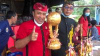 KETUA Ketua PAC PDIP Payangan, I Nyoman Kandel, memegang piala PAC yang diperebutkan 10 klub. Foto: adi KETUA Ketua PAC PDIP Payangan, I Nyoman Kandel, memegang piala PAC yang diperebutkan 10 klub. Foto: adi