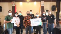 AHLI waris dari almarhum I Wayan Budiana yang meninggal dunia saat sebagai Ketua PPS Desa Mangesta, Kecamatan Penebel, menerima klaim BPJS Ketenagakerjaan sebesar Rp42 juta, yang dilaksanakan di aula kantor KPU Tabanan, Jumat (15/1/2021). Foto: gap AHLI waris dari almarhum I Wayan Budiana yang meninggal dunia saat sebagai Ketua PPS Desa Mangesta, Kecamatan Penebel, menerima klaim BPJS Ketenagakerjaan sebesar Rp42 juta, yang dilaksanakan di aula kantor KPU Tabanan, Jumat (15/1/2021). Foto: gap