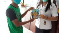 DINAS Perpustakaan dan Kearsipan Kabupaten Karangasem kembali membagikan buku gratis bagi pengunjung Perpustakaan Umum Karangasem. Foto: nad DINAS Perpustakaan dan Kearsipan Kabupaten Karangasem kembali membagikan buku gratis bagi pengunjung Perpustakaan Umum Karangasem. Foto: nad