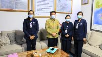 BUPATI Suwirta menerima audiensi Kepala BPOM di Denpasar, Ni GAN Suarningsih, di ruang kerja Bupati, Senin (11/1/2021). Foto: ist