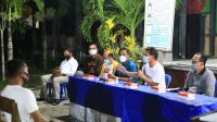 BUPATI Suwirta saat sosialisasi ke warga dan pemilik lahan di sekitar proyek pembangunan pelabuhan Bias Munjul di SD Negeri 2 Lembongan, Selasa (19/1/2021) malam. Foto: ist BUPATI Suwirta saat sosialisasi ke warga dan pemilik lahan di sekitar proyek pembangunan pelabuhan Bias Munjul di SD Negeri 2 Lembongan, Selasa (19/1/2021) malam. Foto: ist