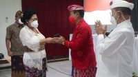 BUPATI Karangasem, I Gusti Ayu Mas Sumatri yang juga calon bupati dalam Pilkada 2020 menyalami bupati terpilih I Gede Dana pada rapat plebo KPU setempat, Sabtu (23/1/2021). Foto: nad BUPATI Karangasem, I Gusti Ayu Mas Sumatri yang juga calon bupati dalam Pilkada 2020 menyalami bupati terpilih I Gede Dana pada rapat plebo KPU setempat, Sabtu (23/1/2021). Foto: nad