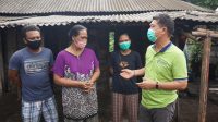 BUPATI Suwirta melakukan dialog dengan Ketut Lendri (55), warga Banjar Kemoning, Kelurahan Semarapura Klod, Klungkung, Selasa (5/1/2021). Foto: ist BUPATI Suwirta melakukan dialog dengan Ketut Lendri (55), warga Banjar Kemoning, Kelurahan Semarapura Klod, Klungkung, Selasa (5/1/2021). Foto: ist