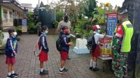 JAJARAN babinsa Kodim 1626/Bangli memantau dan mengawasi siswa mencuci tangan sebelum mengikuti proses pembelajaran tatap muka (PTM) terbatas, Senin (4/1/2021). Foto: ist JAJARAN babinsa Kodim 1626/Bangli memantau dan mengawasi siswa mencuci tangan sebelum mengikuti proses pembelajaran tatap muka (PTM) terbatas, Senin (4/1/2021). Foto: ist