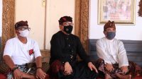 TJOK. Oka Artha Ardhana Sukawati melayat ke Puri Agung Klungkung, Minggu (3/1/2021) dan diterima Ida Dalem Semaraputra. Foto: ist TJOK. Oka Artha Ardhana Sukawati melayat ke Puri Agung Klungkung, Minggu (3/1/2021) dan diterima Ida Dalem Semaraputra. Foto: ist