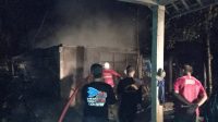 PETUGAS damkar dibantu warga memadamkan api di gudang kayu milik Sang Gede Arimbawa di Banjar Penatahan, Desa Susut, Kamis (14/1/2021) tengah malam. Foto: ist PETUGAS damkar dibantu warga memadamkan api di gudang kayu milik Sang Gede Arimbawa di Banjar Penatahan, Desa Susut, Kamis (14/1/2021) tengah malam. Foto: ist