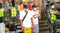 DANRAMIL 1610-03/Dawan, Kapten Inf. I Ketut Suwarta, menyerahkan bantuan wastafel di Pura Puseh Dusun Pangi, Desa Pikat, Dawan, Jumat (22/1/2021). Foto: ist DANRAMIL 1610-03/Dawan, Kapten Inf. I Ketut Suwarta, menyerahkan bantuan wastafel di Pura Puseh Dusun Pangi, Desa Pikat, Dawan, Jumat (22/1/2021). Foto: ist