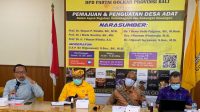 Dr. I Ngurah Suryawan (kiri) saat memaparkan kajian terhadap eksistensi desa adat kontemporer. Foto: hen Dr. I Ngurah Suryawan (kiri) saat memaparkan kajian terhadap eksistensi desa adat kontemporer. Foto: hen