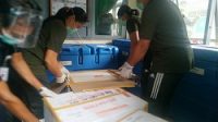 DINAS Kesehatan Bangli menerima 3.680 vaksin Sinovac dalam 3 boks dengan pengawalan ketat Brimob Polda Bali, dan tiba di Kantor Dinas Kesehatan, Senin (25/1/2021). Foto: gia DINAS Kesehatan Bangli menerima 3.680 vaksin Sinovac dalam 3 boks dengan pengawalan ketat Brimob Polda Bali, dan tiba di Kantor Dinas Kesehatan, Senin (25/1/2021). Foto: gia