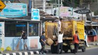 JAJARAN Dinas Pariwisata Lobar saat melakukan aksi bersih-bersih kawasan wisata Senggigi Sabtu (2/1/2021). Foto: ist JAJARAN Dinas Pariwisata Lobar saat melakukan aksi bersih-bersih kawasan wisata Senggigi Sabtu (2/1/2021). Foto: ist