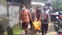 WARGA dan pihak kepolisian saat mengevakuasi jasad Wayan Lebih yang tewas tertimpa tanah longsor di Banjar Peliatan, Desa Kelusa, Payangan, Kamis (14/1/2021). Foto: ist WARGA dan pihak kepolisian saat mengevakuasi jasad Wayan Lebih yang tewas tertimpa tanah longsor di Banjar Peliatan, Desa Kelusa, Payangan, Kamis (14/1/2021). Foto: ist